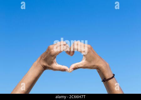 A forma di cuore le mani Foto Stock