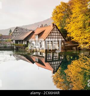 Mulino a martelli, sorgente 'Blautopf', Blaubeuren, Giura svevo, Baden-Wuerttemberg, Germania Foto Stock