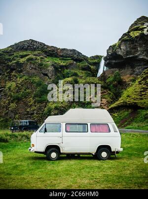 Camper vicino alla cascata Skógafoss aka skogafoss, Islanda meridionale, Scandinavia, Europa Foto Stock