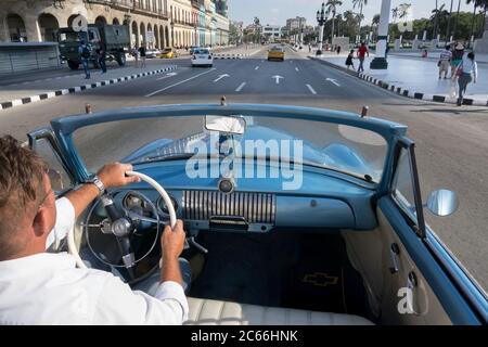 Cuba, l'Avana, auto d'epoca, dettaglio, conducente dietro il volante, cruscotto, strada, Paseo de Martí Foto Stock