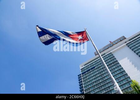 Bandiera di Cuba, l'Avana, Cuba davanti all'Hotel Trip Habana Libre Foto Stock