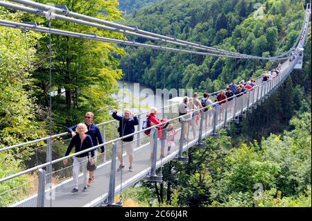 TITAN RT, il secondo ponte sospeso più lungo per i pedoni, presso la diga della diga di Rappbode vicino a Elbingerode-Rübenland, sulle montagne Harz, famosa attrazione turistica Foto Stock