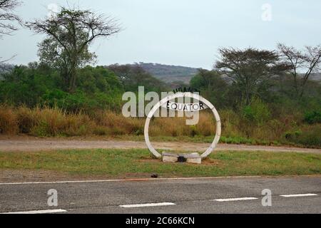 Cartello dell'equatore su una strada, Uganda Foto Stock