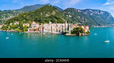 Varenna - Lago di Como (IT) - Vista aerea del paese e del Castello di Vezio Foto Stock