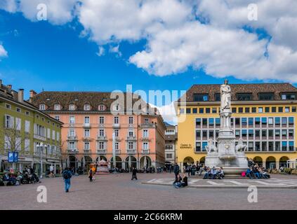 Waltherplatz, monumento a Walther von der Vogelweide a Bolzano, Alto Adige, Trentino, Italia, Europa Foto Stock