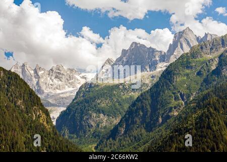 Val Bondasca - Vista dello Sciore, del Pizzo Cengalo e del Badile da Soglio Foto Stock