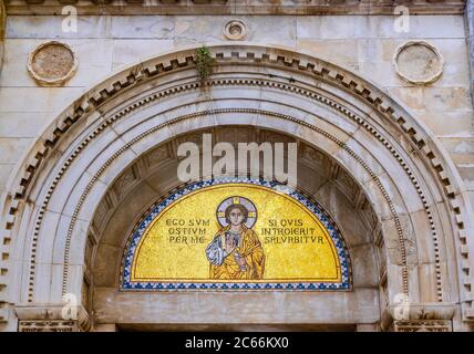 Mosaico sopra l'ingresso della Basilica Eufrasiana, Patrimonio dell'Umanità dell'UNESCO, Porec, Istria, Croazia, Europa Foto Stock