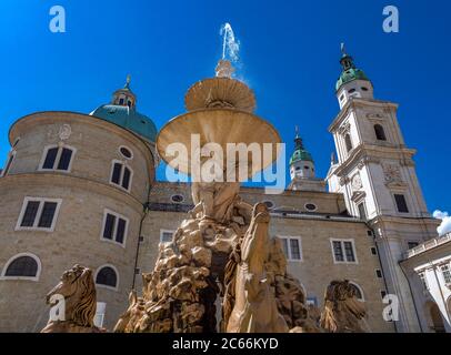 Cattedrale di Salisburgo e Residenzbrunnen in Residenzplatz, Salisburgo, Austria, Europa Foto Stock