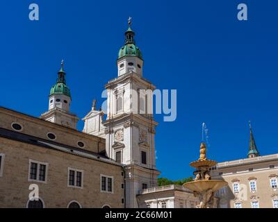 Cattedrale di Salisburgo e Residenzbrunnen in Residenzplatz, Salisburgo, Austria, Europa Foto Stock