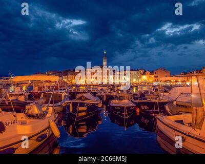 Vista del porto di Rovigno di notte, Istria, Croazia, Europa Foto Stock