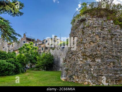 Mura cittadine alla Torre della Difesa 1473 - Obrambena Kula, Porec, Istria, Croazia, Europa Foto Stock