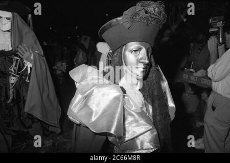 Partecipante alla Greenwich Village Halloween Parade, New York City, USA negli anni '80 fotografato con film in bianco e nero di notte. Foto Stock