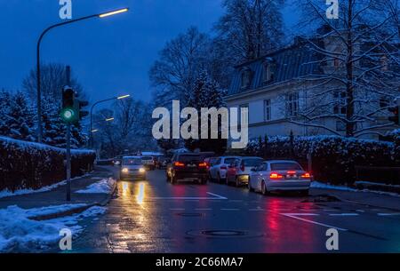 Traffico stradale in Tutting in inverno di notte, Baviera, Germania, Europa Foto Stock