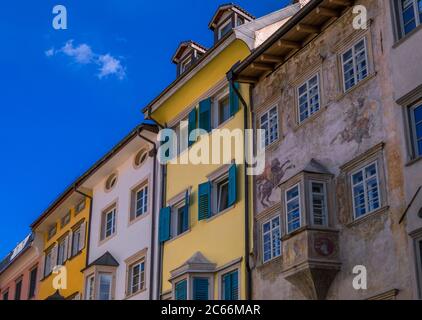 Colorate facciate di case nel centro storico di Bolzano, Alto Adige, Trentino, Italia, Europa Foto Stock