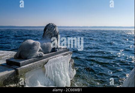 Coperti di ghiaccio Bavarian Lion su un gelido inverno giorno in Tutzing sul Lago di Starnberg, Alta Baviera, Baviera, Germania Foto Stock