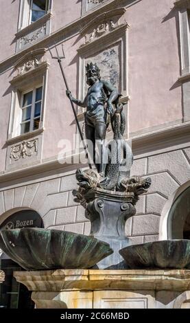 Fontana del Nettuno in Piazza Erbe, mercato della frutta a Bolzano, Alto Adige, Trentino, Italia, Europa Foto Stock