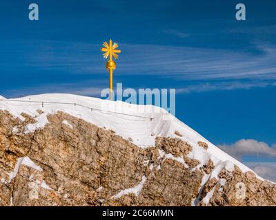Vertice croce sulla Zugspitze (2962 m), la montagna più alta in Germania, Baviera, Germania, Europa Foto Stock