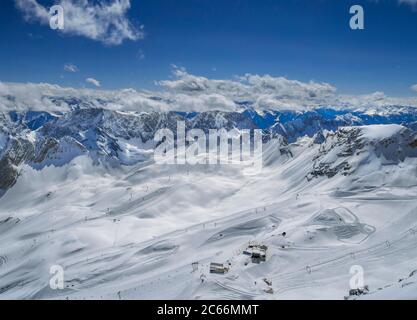 Vista dallo Zugspitze (2962 m), la montagna più alta della Germania per le Alpi, la Baviera, la Germania, l'Europa Foto Stock