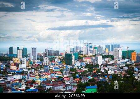 Sihanoukville, Cambogia - 06 luglio 2020: Vista ad alto angolo della città e alto edificio in costruzione. Economia in rapida crescita. Foto Stock