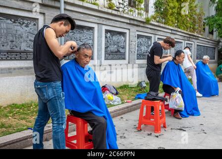 Cina, Suzhou City, barbiere di strada Foto Stock