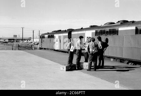 Il treno Trans-Australiano a Cook, Australia Meridionale, 1987. Cambiare il personale del treno che parla. Foto Stock