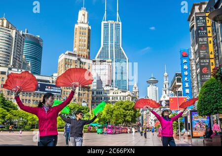 Cina Shanghai City, Nanjin Lu Avenue, ginnastica mattutina Foto Stock