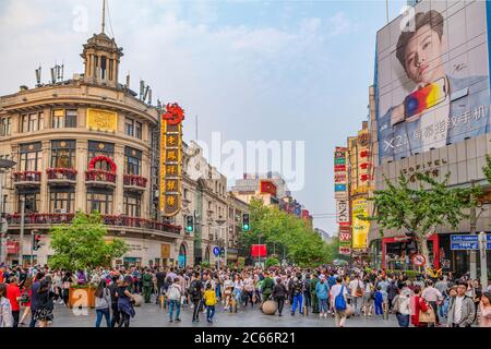 Cina, Shanghai City, Nanjin Lu, Avenue Foto Stock