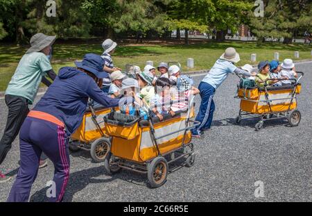 Giappone, Kyoto City, bambini custodi del trasporto Foto Stock