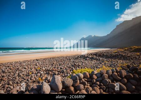 Caleta de Famara spiaggia Lanzarote Isole Canarie, Spagna. Foto Stock