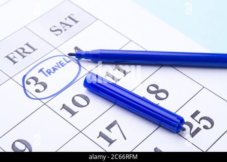 Data calendario cerchiata con una penna blu. Foto Stock