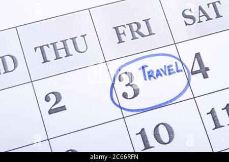 Giornata di viaggio contrassegnata in un calendario con una penna blu con punta in feltro. Foto Stock