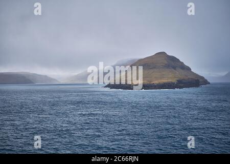 Islanda, fiordi orientali nell'oceano artico, cielo nuvoloso e acque blu Foto Stock