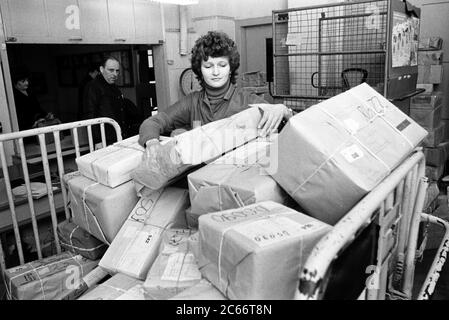 15 dicembre 1986, Sassonia, Eilenburg: Le parcelle di Natale sono ordinate da un giovane impiegato postale nel dicembre 1985 presso l'ufficio postale di Eilenburg. Data esatta di ammissione non nota. Foto: Volkmar Heinz/dpa-Zentralbild/ZB Foto Stock