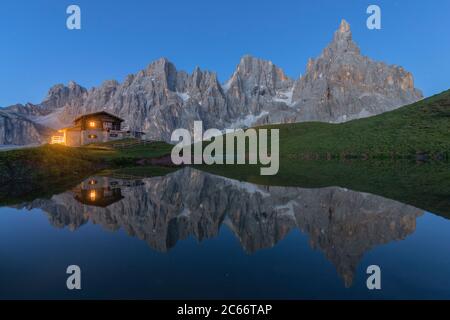 Nord italia, Trentino, parco naturale paneveggio pallido di san martino, rifugio alpino, lago, riflessione, cimon de la pala Foto Stock