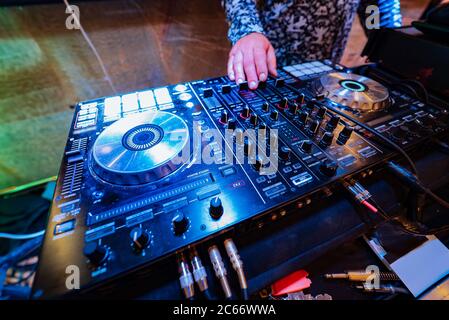 dj suona musica alla moda su una console mixer nella discoteca Foto Stock