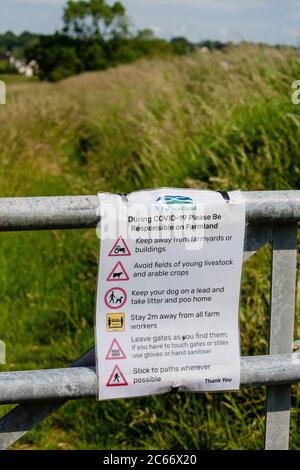 Cartello di avvertenza NFU Covid sulla farm gate Scotland UK Foto Stock