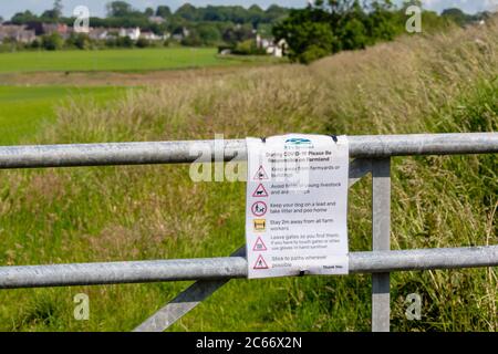 Cartello di avvertenza NFU Covid sulla farm gate Scotland UK Foto Stock