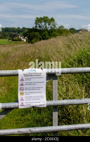 Cartello di avvertenza NFU Covid sulla farm gate Scotland UK Foto Stock