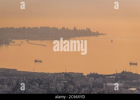 Vista a distanza della città di Beirut dalla statua nel santuario mariano di nostra Signora del Libano nella città di Harissa, Libano Foto Stock