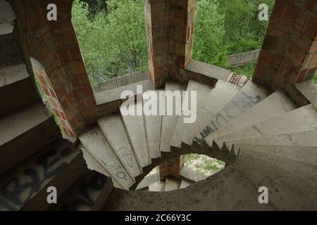 Abbandonato castello moderno, edificio incompiuto in Polonia a Lapalice Foto Stock