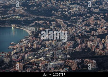 Vista aerea sulla città di Jounieh e la baia dalla statua nel santuario mariano di nostra Signora del Libano nella città di Harissa, Libano Foto Stock