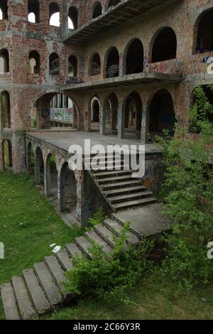 Abbandonato castello moderno, edificio incompiuto in Polonia a Lapalice Foto Stock