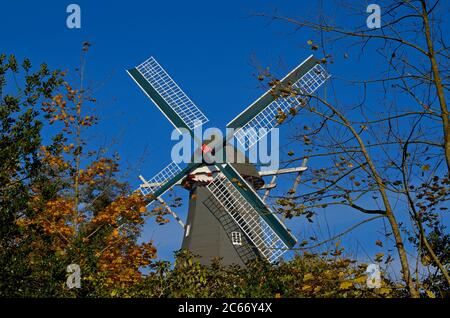 Papenburg, niedersachsen/GERMANIA - Novembre 04, 2012: storico mulino (Meyers muehle) nel centro della città di Papenburg Foto Stock