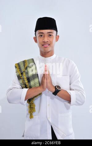 Ritratto di sorridente musulmano asiatico che vi accoglie isolato su sfondo bianco Foto Stock