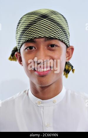 Ritratto di bell'uomo musulmano che sorride isolato su sfondo bianco Foto Stock