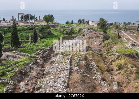 Resti di antico tempio e colonne romane sullo sfondo accanto al castello crociato a Byblos, la città più grande del Governatorato del Libano Monte Foto Stock