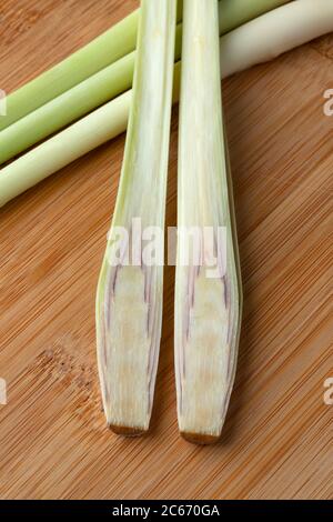 Metà fresca di limongrass tropicale crudo primo piano Foto Stock