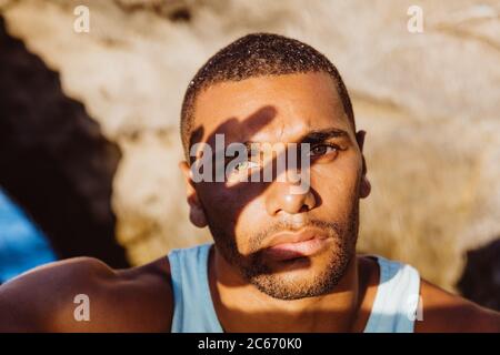 ritratto dell'uomo all'ombra della propria mano Foto Stock