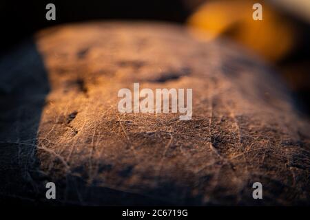 Pietre e rocce sassose sulla spiaggia illuminate al sole nella serata closeup, texture tramonto e alba Foto Stock