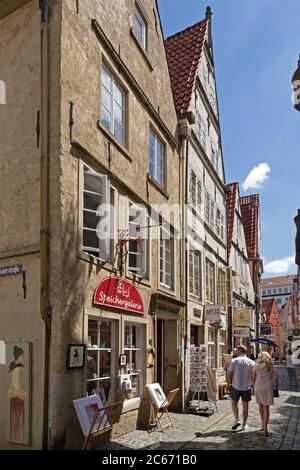 strada nel quartiere storico di Schnoor, Brema, Germania Foto Stock